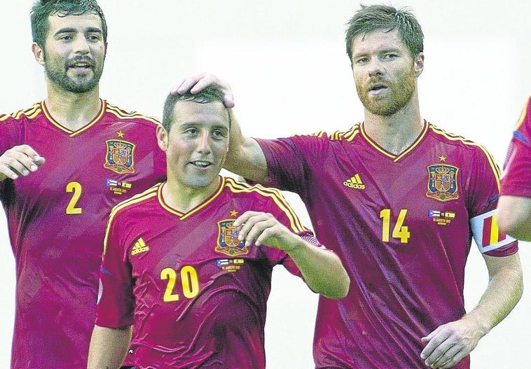 Xabi Alonso y Cazorla reviven en el Tartiere días de vino y rosas