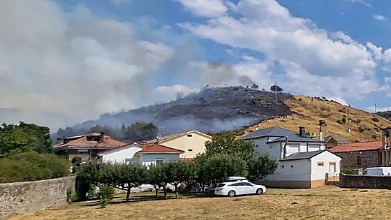 Dos nuevos incendios obligan a desalojar seis pueblos en León