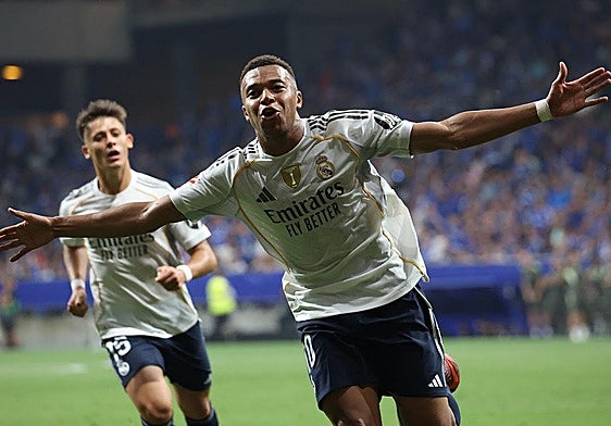 Kylian Mbappé celebra el primero de sus dos goles al Oviedo.