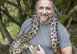 Antonio posa con uno de los reptiles de la colección.