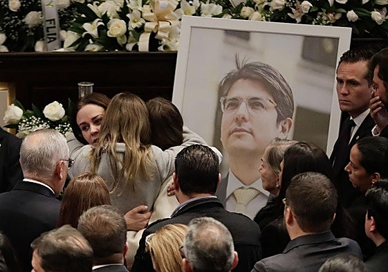 Un retrato del asesinado Miguel Uribe en su velatorio.