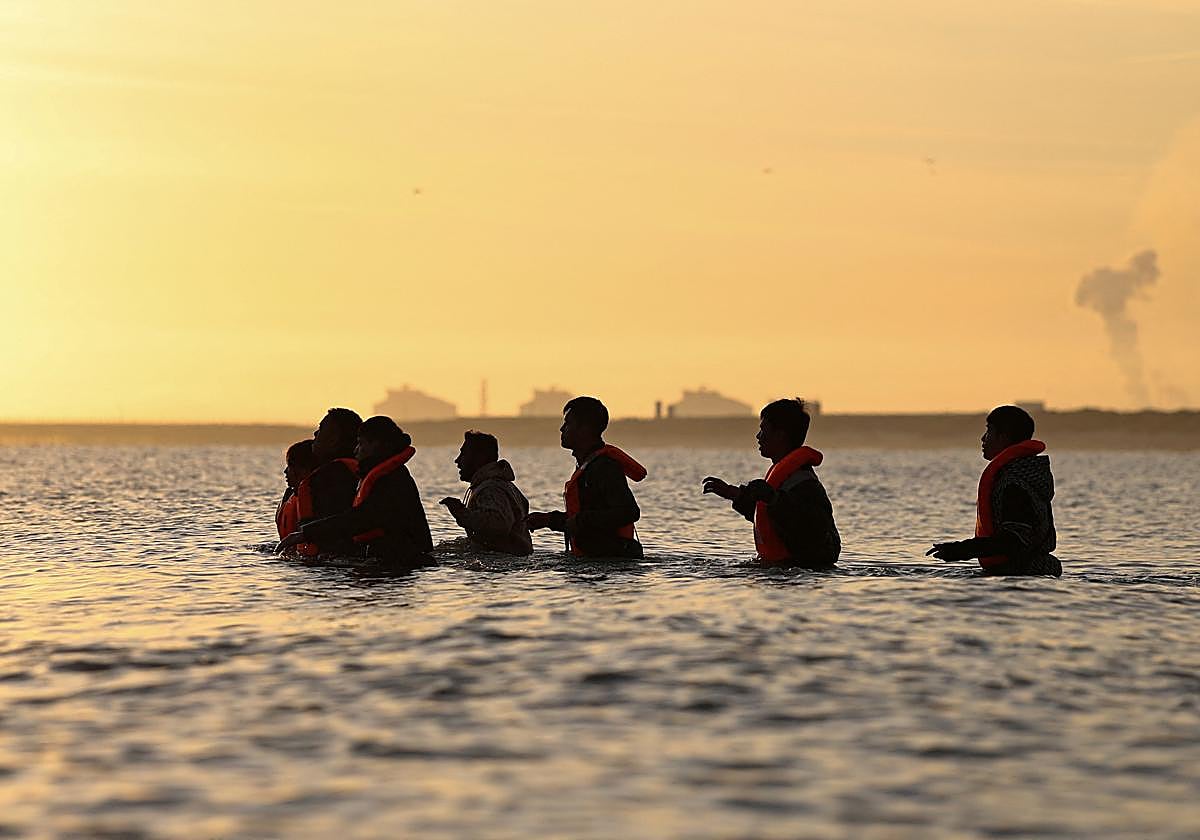 Un grupo de migrantes trata de abandonar la costa de Francia con rumbo al Reino Unido.