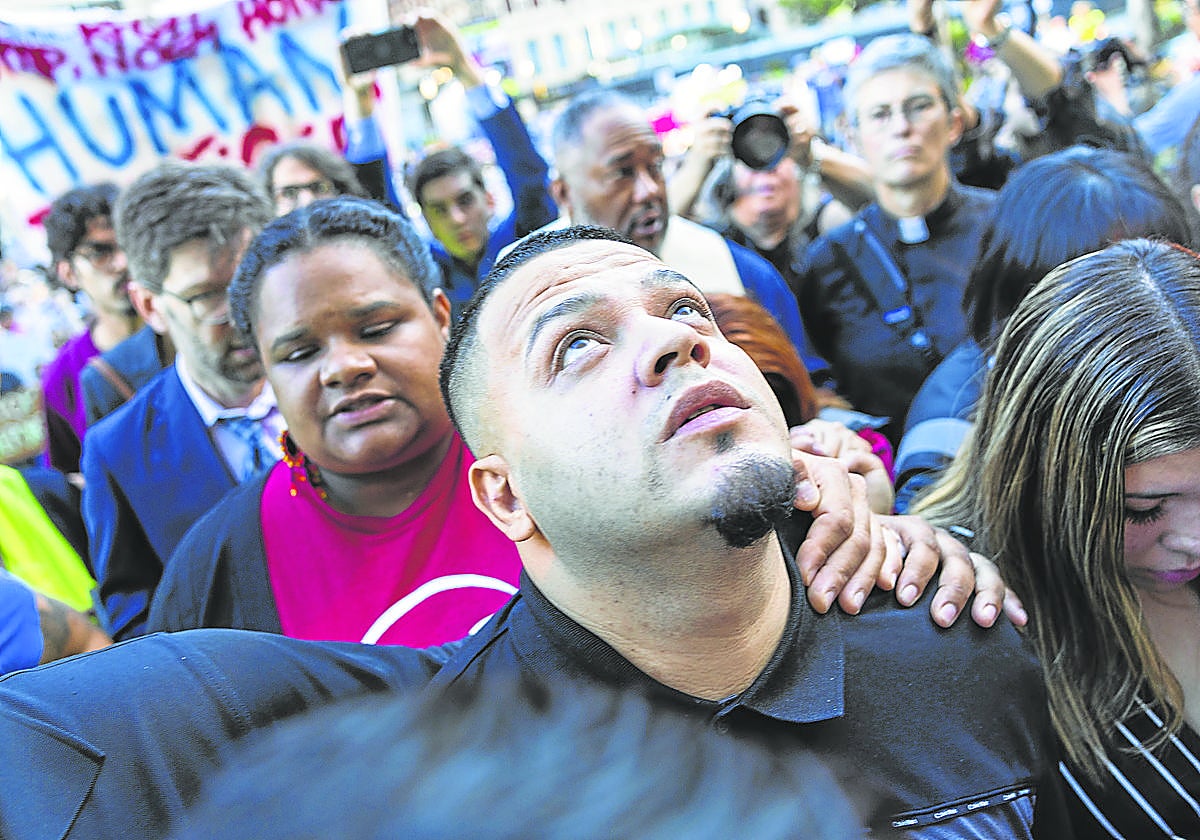 Abrego se dirige a la Oficina de Inmigración donde fue detenido de nuevo.