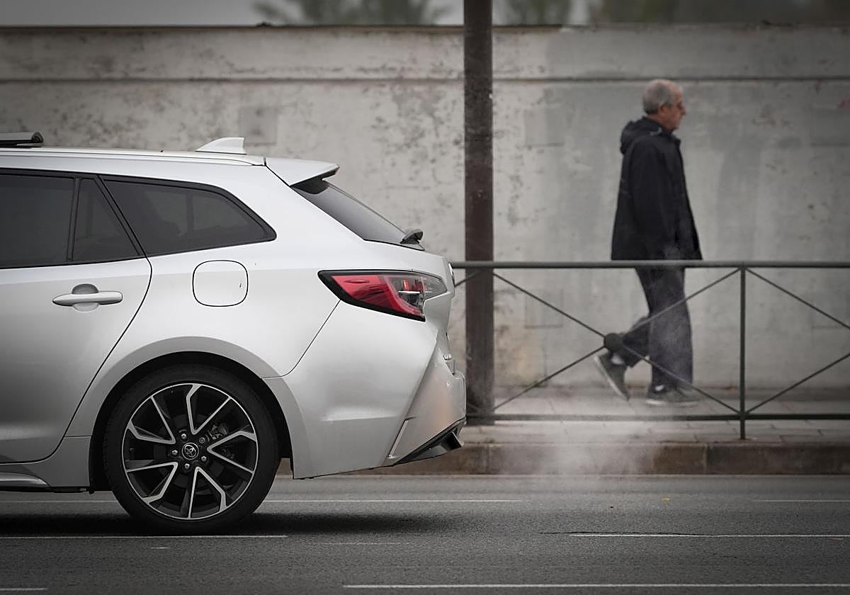 El tubo de escape de un vehículo libera dióxido de nitrógeno y partículas en suspensión.