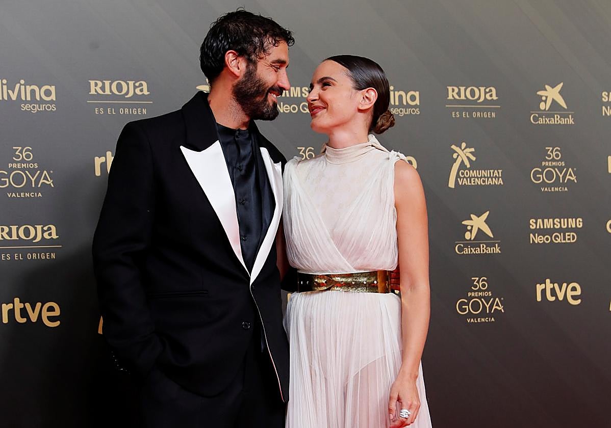Los actores Alex García y Verónica Echegui posan en la alfombra roja de los Premios Goya 2022.
