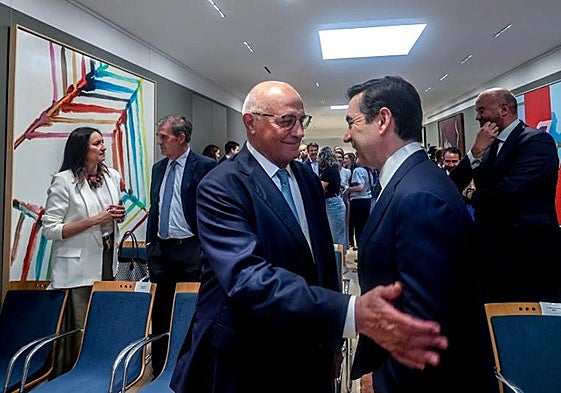 El presidente del Banco Sabadell, Josep Oliu (i), y el presidente del BBVA, Carlos Torres Vila (d)