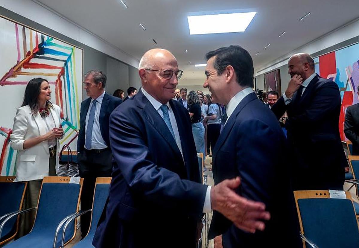 El presidente del Banco Sabadell, Josep Oliu (i), y el presidente del BBVA, Carlos Torres Vila (d)