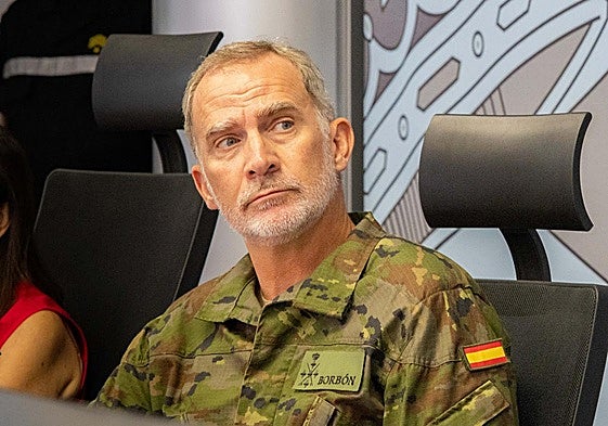El Rey Felipe VI durante su visita al Cuartel General de la UME.