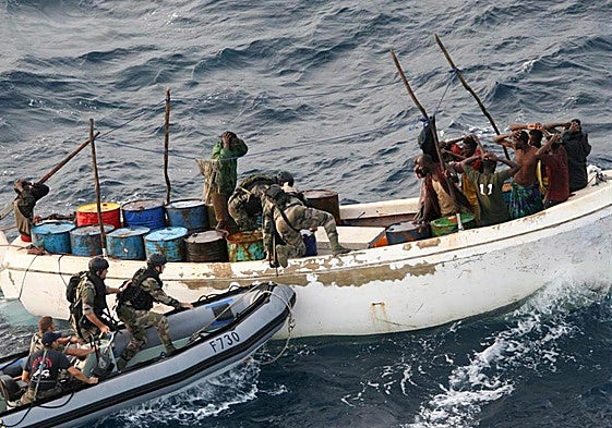 Fuerzas de la Marina francesa abordando a piratas somalíes en el Golfo de Adén.