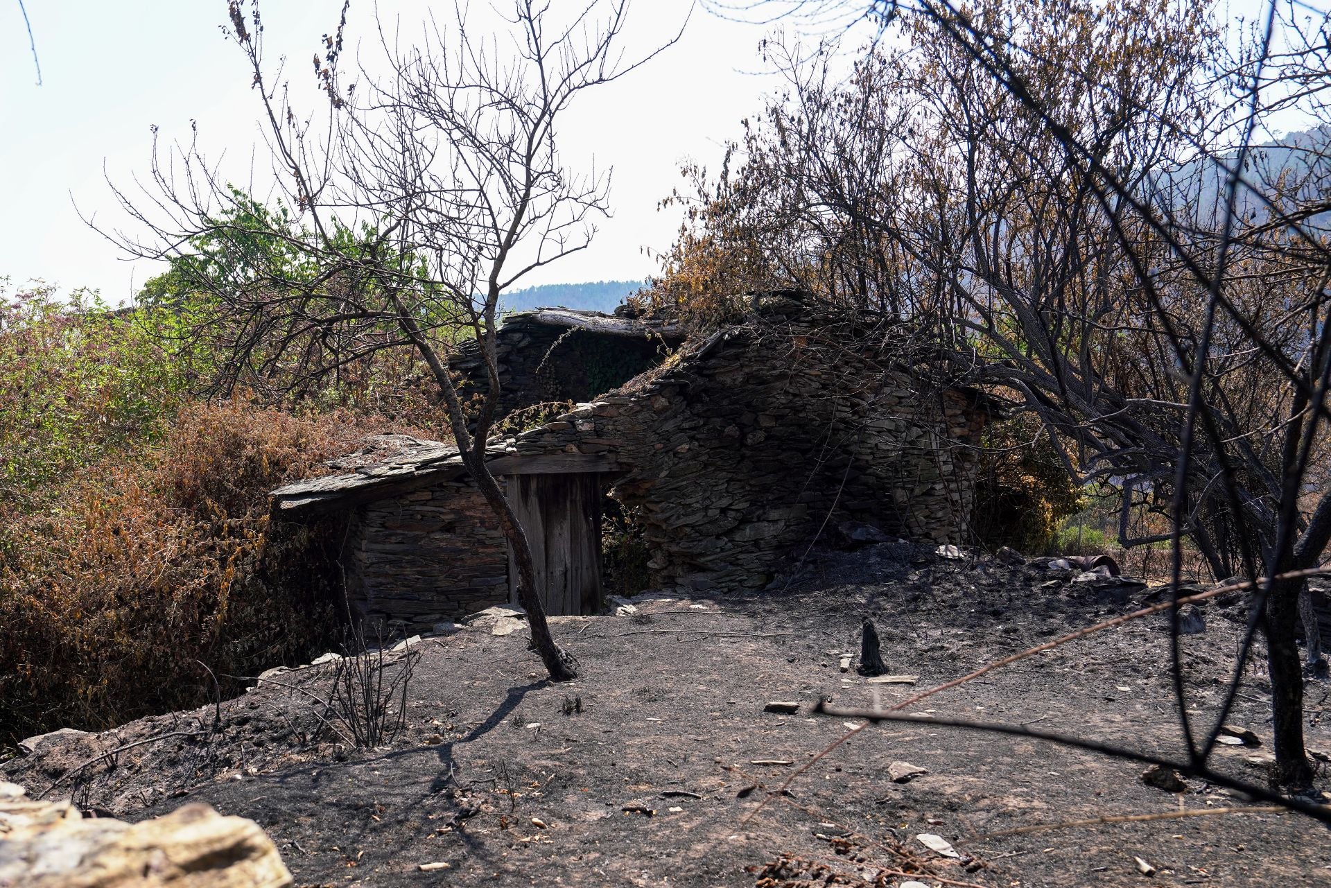 Resto del incendio en la parroquia de San Xulián.