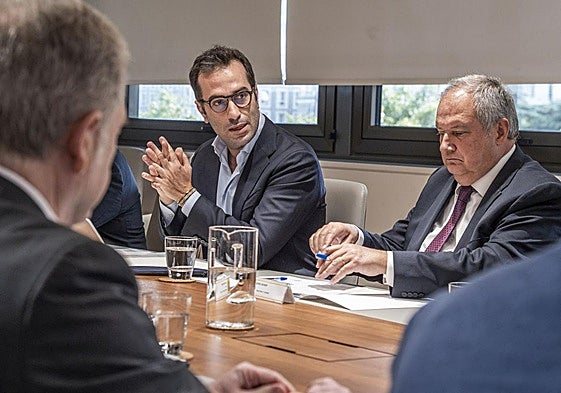 El ministro Cuerpo y el ministro Hereu, este martes con los sectores afectados por los aranceles.