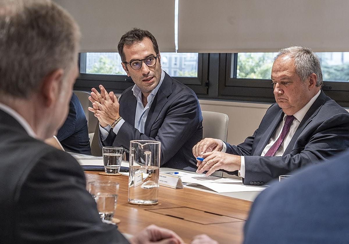 El ministro Cuerpo y el ministro Hereu, este martes con los sectores afectados por los aranceles.