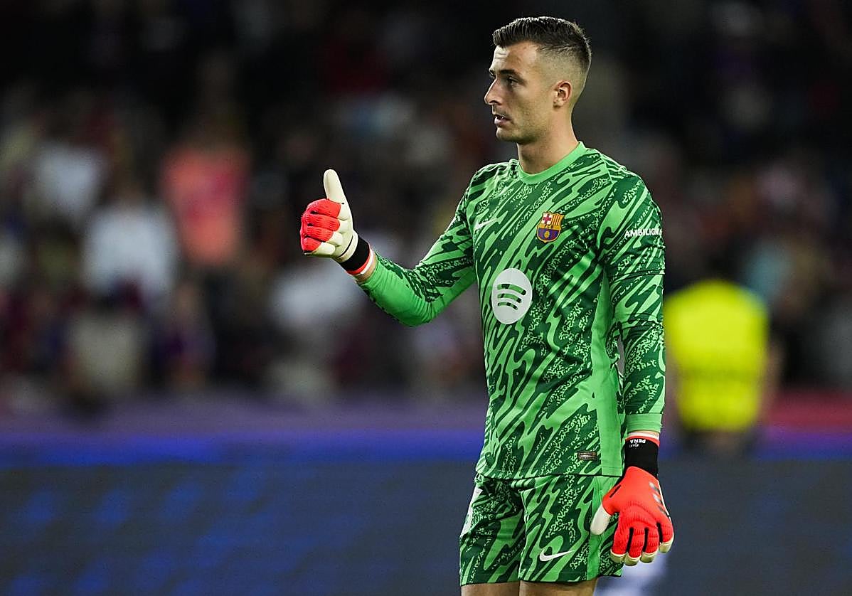 Iñaki Peña, durante un partido con el Barça.