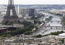 Vista aérea de la Torre Eiffel y el río Sena, en París.