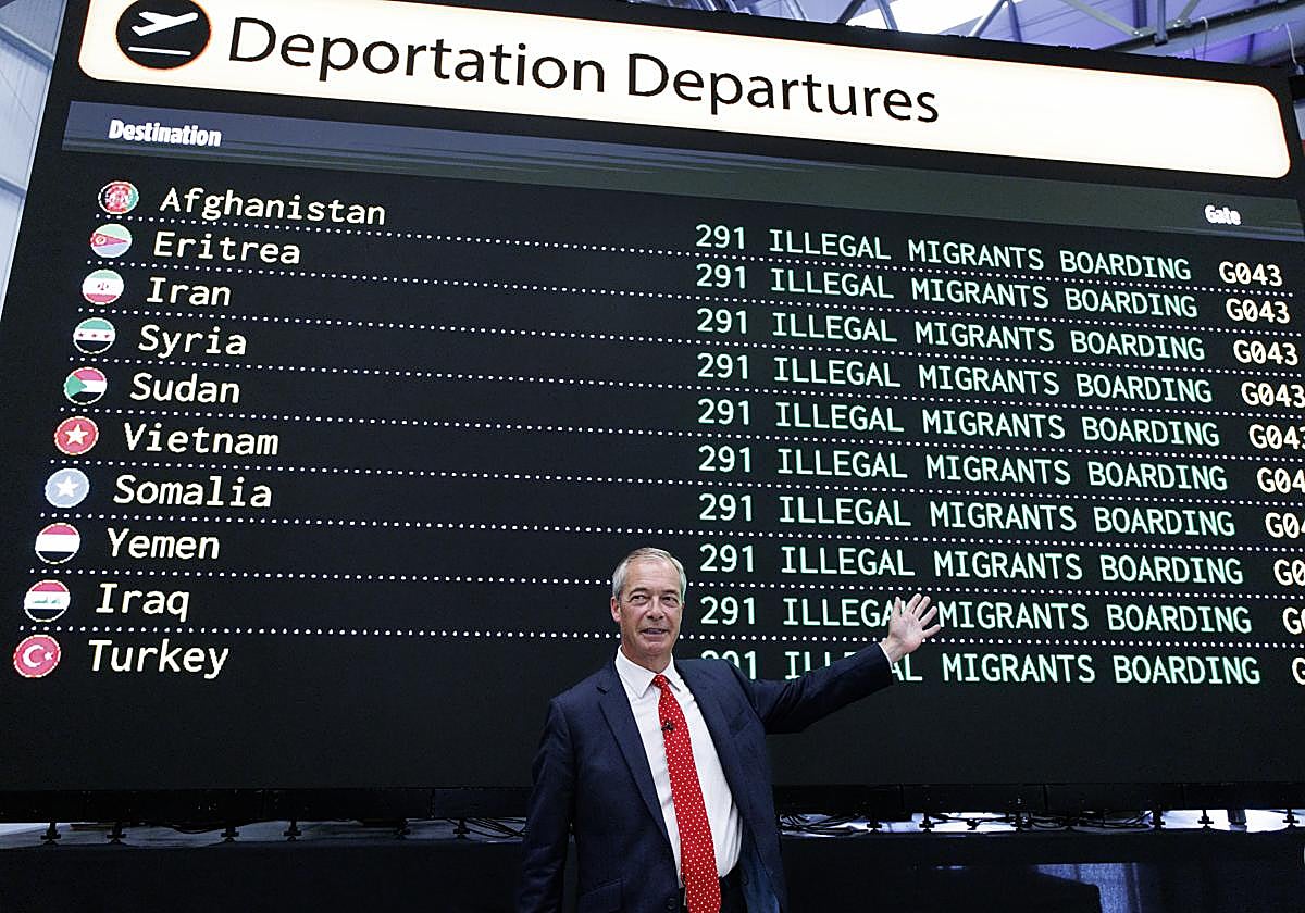 Nigel Farage con su panel de deportaciones.
