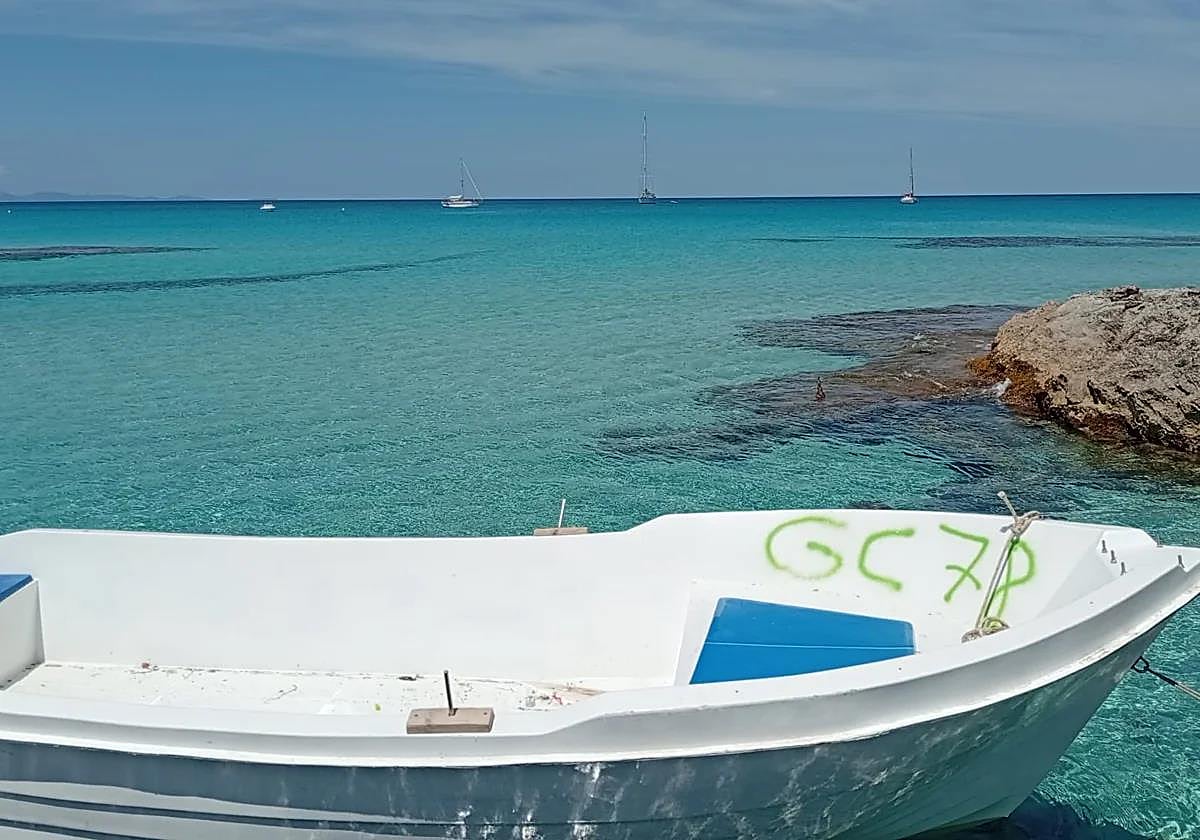 Una patera intervenida por la Guardia Civil.