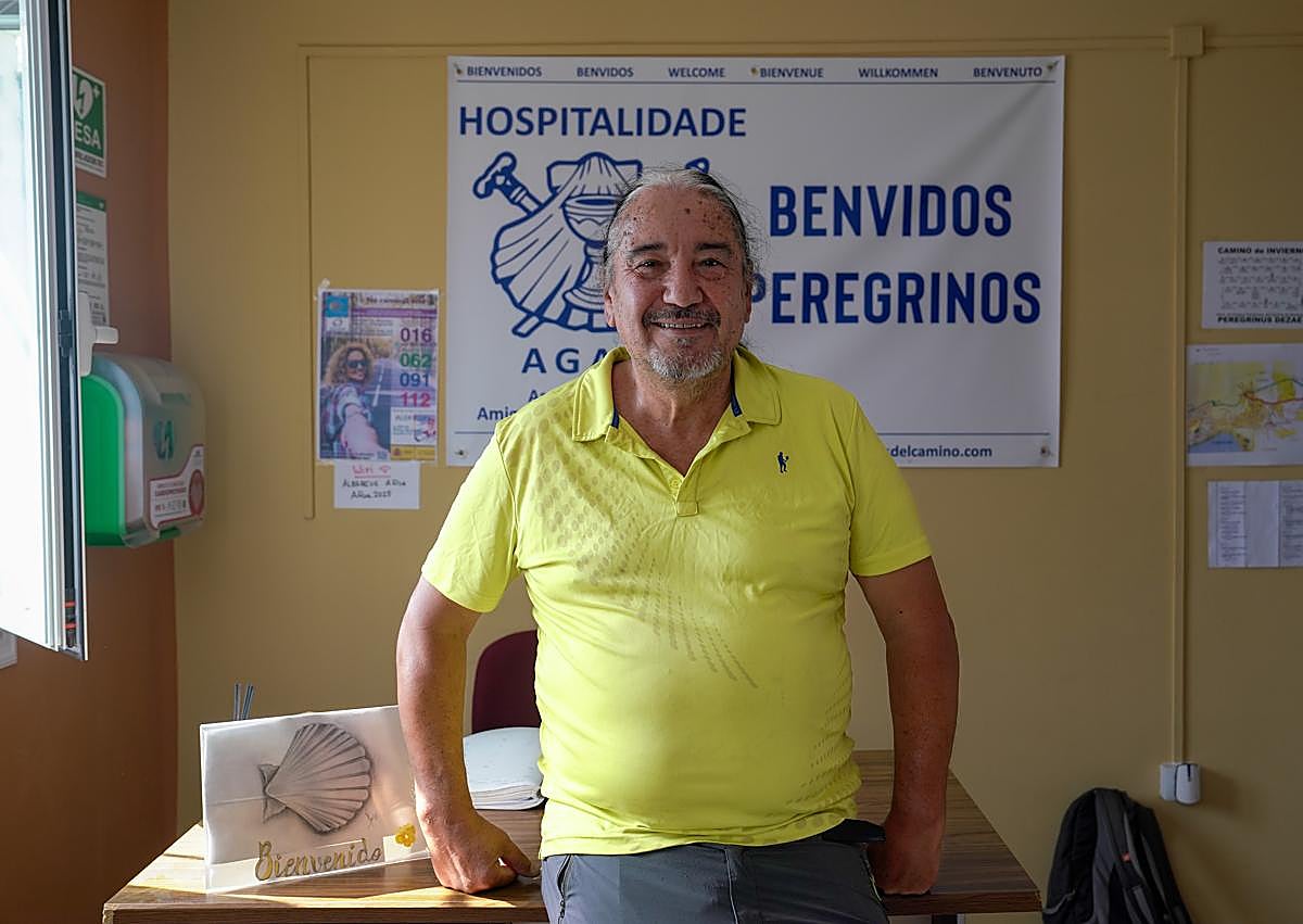 Imagem secundária 1 - Acima, um peregrino viaja pelo Camino de Santiago. Abaixo, uma cabeça de abrigo e as escadas com sapatos de outro refúgio para peregrinos. 