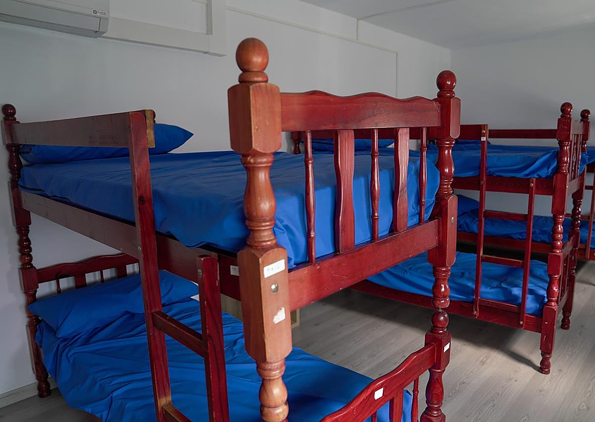 Imagem secundária 1 - Acima, um abrigo para peregrinos. Abaixo, as camas onde os peregrinos e um viajante são o Camino de Santiago estão falando.