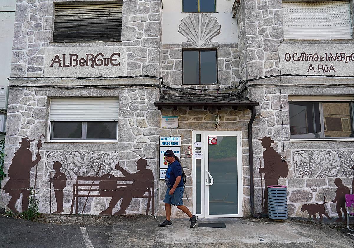 Imagem principal - acima, um abrigo peregrino. Abaixo, as camas onde os peregrinos e um viajante são o Camino de Santiago estão falando.