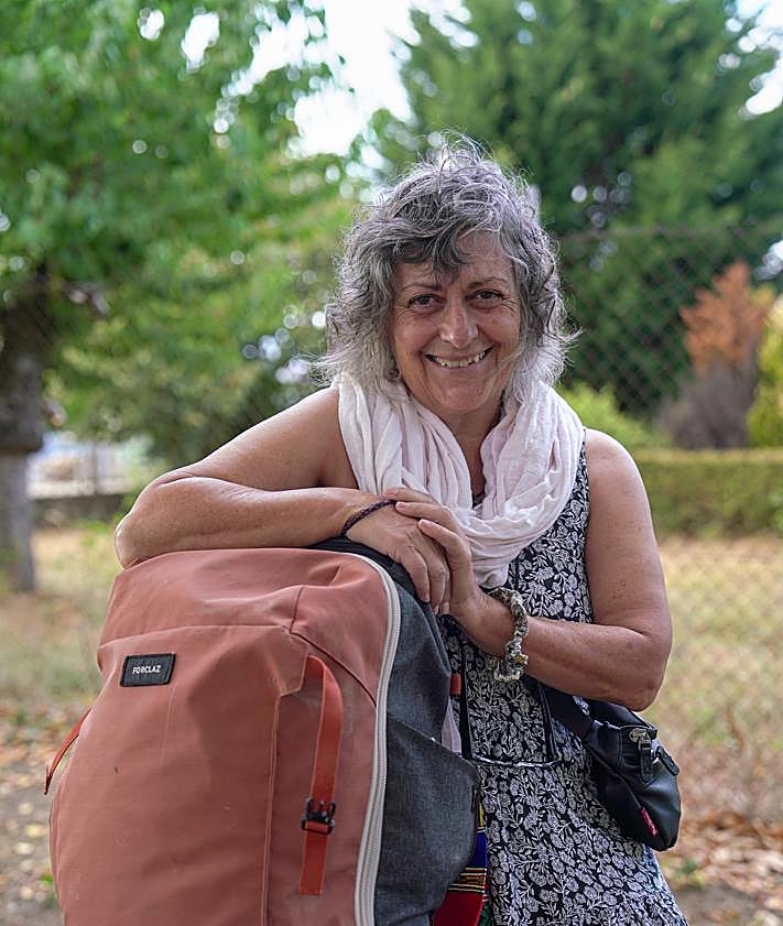 Imagem secundária 2 - Acima, um abrigo para peregrinos. Abaixo, as camas onde os peregrinos e um viajante são o Camino de Santiago estão falando.