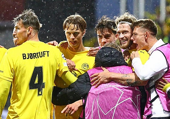 Jugadores del Bodø celebran la clasificación a Champions.
