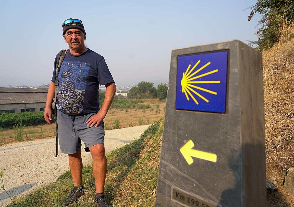 Imagen secundaria 1 - Arriba, Carlos Saavedra, hospitalero del albergue de A Rúa. Abajo Thierry Saloum hace un descanso al lado de uno de los mojones del Camino de Invierno. A la izquierda, detalle de uno de los socios comunes del albergue de A Rúa. 