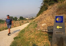 Thierry Saloum, el rescatista voluntario comprueba el estado del Camino, tras la oleada de incendios.