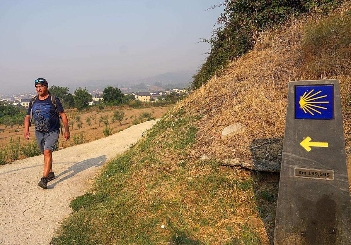 Thierry Saloum, el rescatista voluntario comprueba el estado del Camino, tras la oleada de incendios.