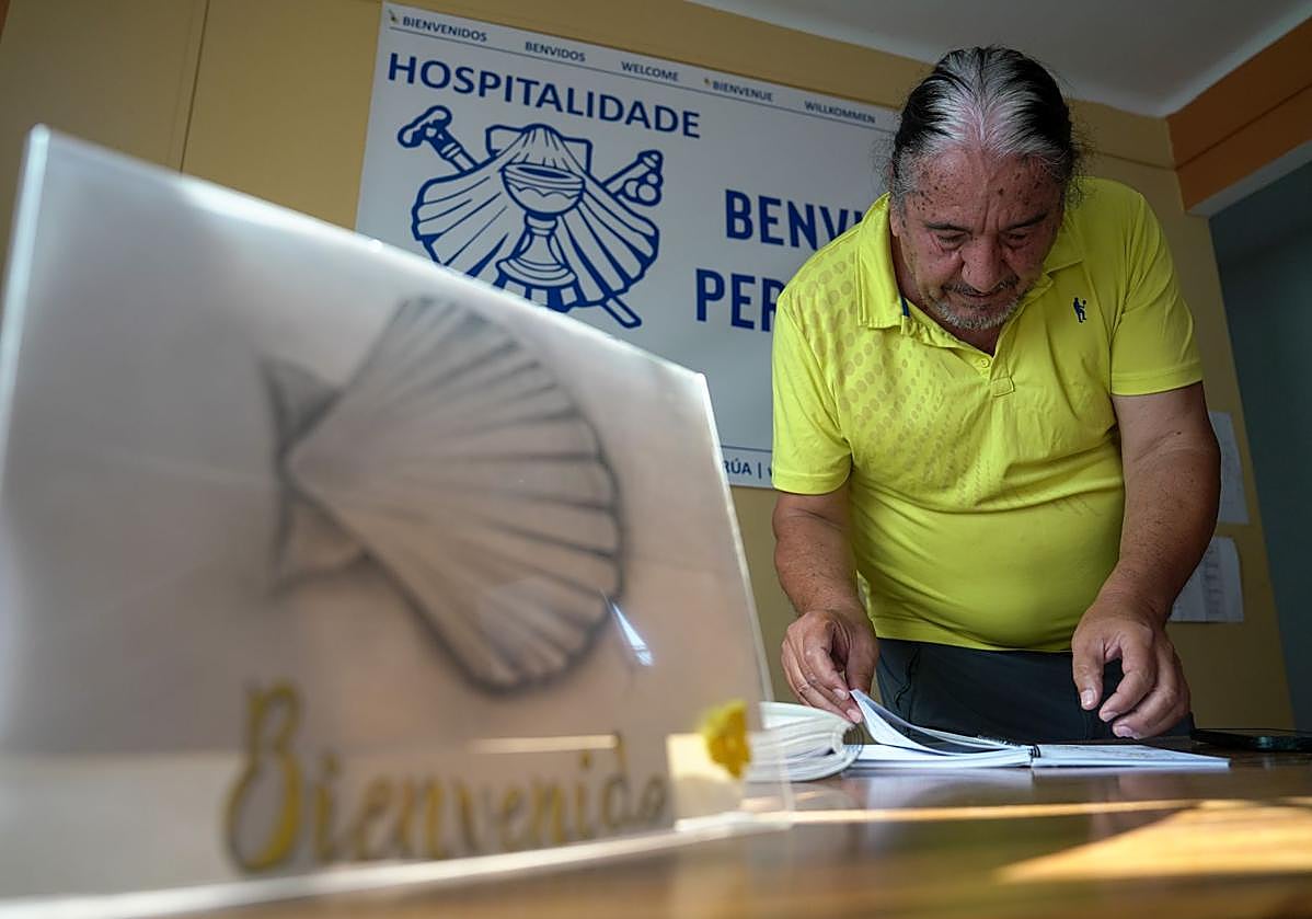 Imagen principal - Arriba, Carlos Saavedra, hospitalero del albergue de A Rúa. Abajo Thierry Saloum hace un descanso al lado de uno de los mojones del Camino de Invierno. A la izquierda, detalle de uno de los socios comunes del albergue de A Rúa. 