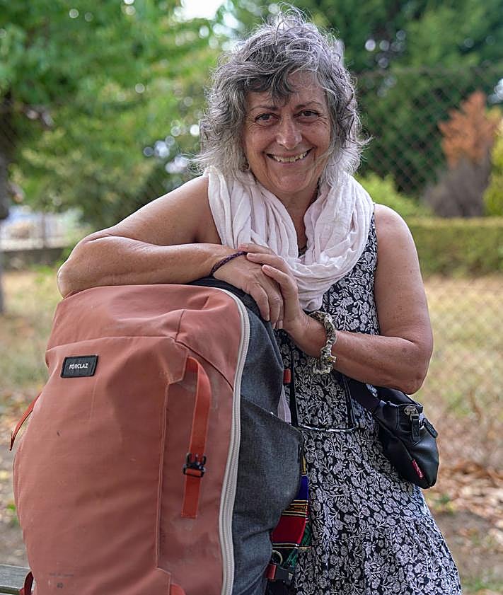 Imagen secundaria 2 - Arriba entrada al albergue de A Rúa. Abajo, uno de los dormitorios casi vacíos donde pernoctan los peregrinos. A la derecha, Montse Pérez descansa junto a su mochila después de terminar la etapa del día.
