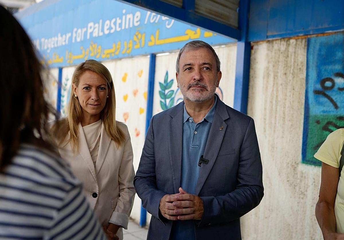 El alcalde de Barcelona, Jaume Collboni, durante su visita al nuevo campamento de refugiados palestinos de la Agencia de la ONU para los Refugiados Palestinos (UNRWA) en las afueras de Amán, en Jordania.