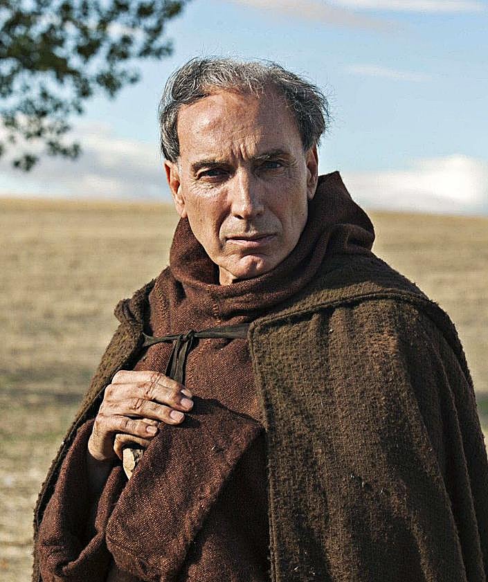 Imagen secundaria 2 - Eusebio Poncela junto a Antonio Banderas en 'La ley del deseo', con Cecilia Roth en 'Martín Hache' y como el cardenal Cisneros en la serie 'Isabel'.