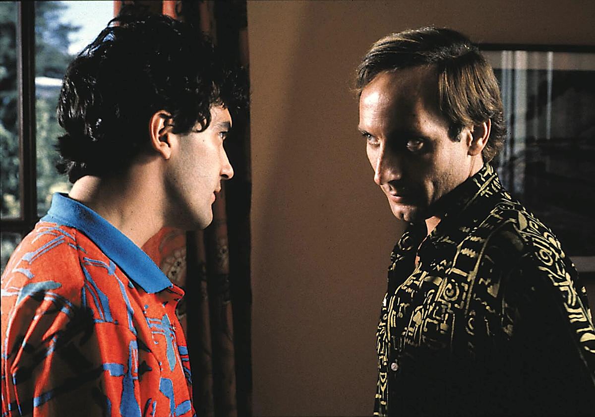 Imagen principal - Eusebio Poncela junto a Antonio Banderas en 'La ley del deseo', con Cecilia Roth en 'Martín Hache' y como el cardenal Cisneros en la serie 'Isabel'.