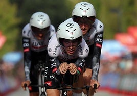 Ayuso y Almeida se compenetran bien para acechar a Vingegaard