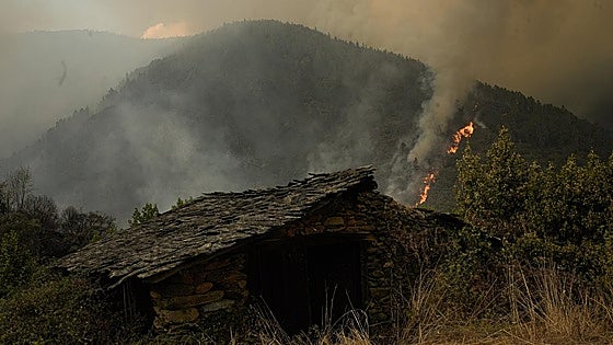 Dos incendios forestales continúan activos en Galicia mientras otros focos quedan controlados