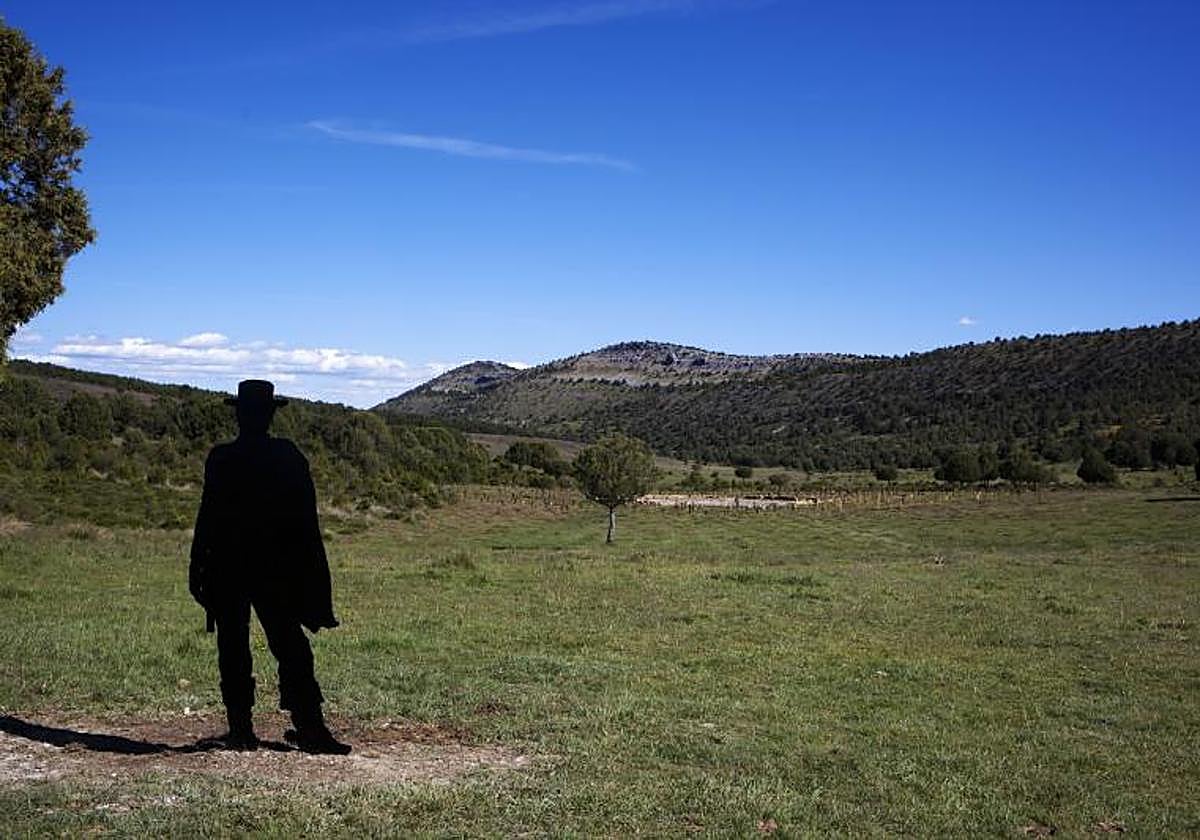 La silueta de Eastwood se recorta sobre el más conocido de los escenarios de la película de Sergio Leone.
