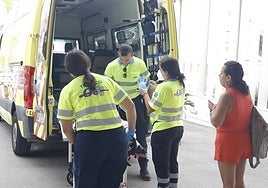 Sanitarios del 061 trasladan a un paciente desde el Hotel Cavanna al Santa Lucía, el pasado domingo.