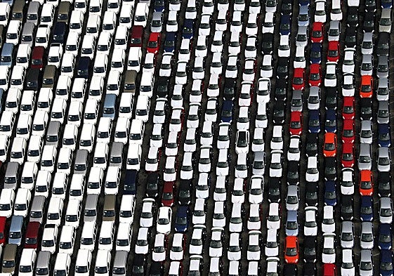 Coches alineados en la explanada del puerto de Valencia.