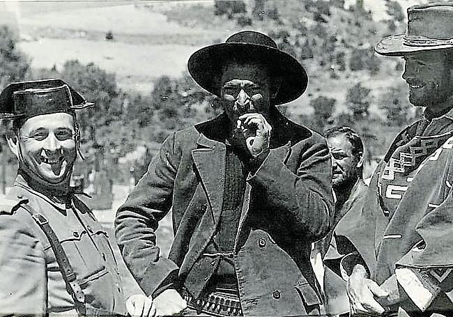 El bueno, el malo y el picoleto. Clint Eastwood y Lee Van Cleef posan junto a un sonriente guardia civil en un descanso del rodaje de la película rodada en 1966.
