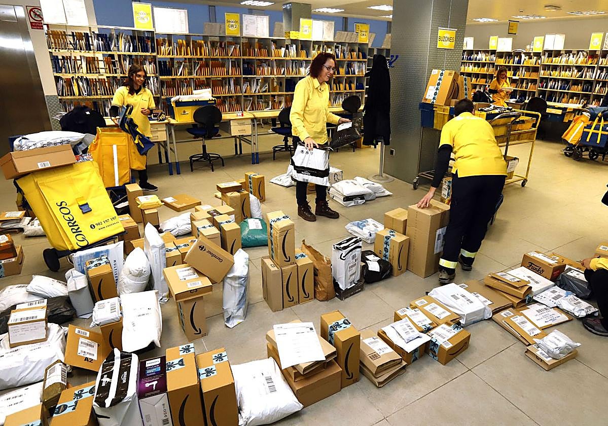Empleadas de Correos organizando los envíos.