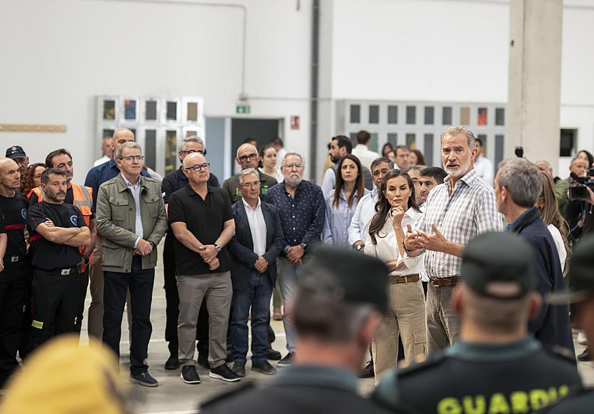 Los reyes Felipe VI y Letizia durante su visita al Centro de Coordinación del Distrito Forestal XIV de Verín (Ourense).