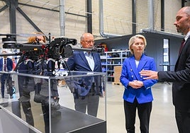 Ursula von der Leyen visita una fábrica de drones en Letonia.