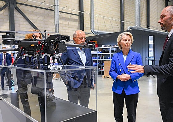 Ursula von der Leyen visita una fábrica de drones en Letonia.