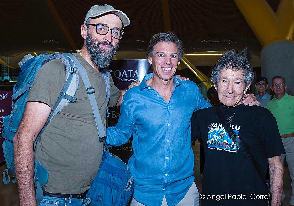 Carlos Soria, en el aeropuerto antes de partir al Himalaya