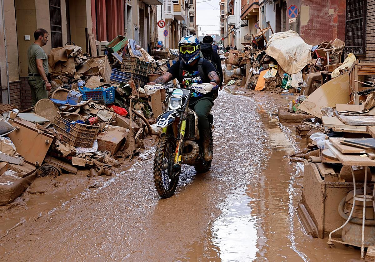 Enseres en la calle de casas arrasadas por el agua en Catarroja