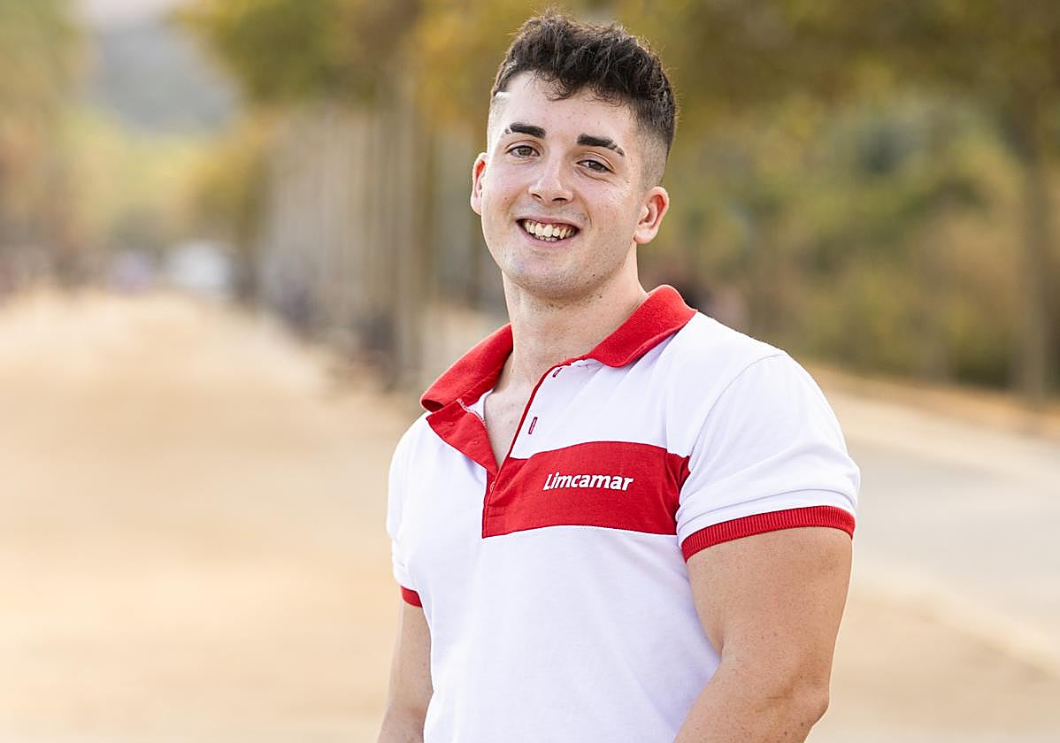 Izan de la Casa, uniformado para luchar contra la suciedad.