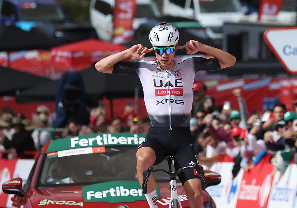 Juan Ayuso celebra su victoria en Cerler.