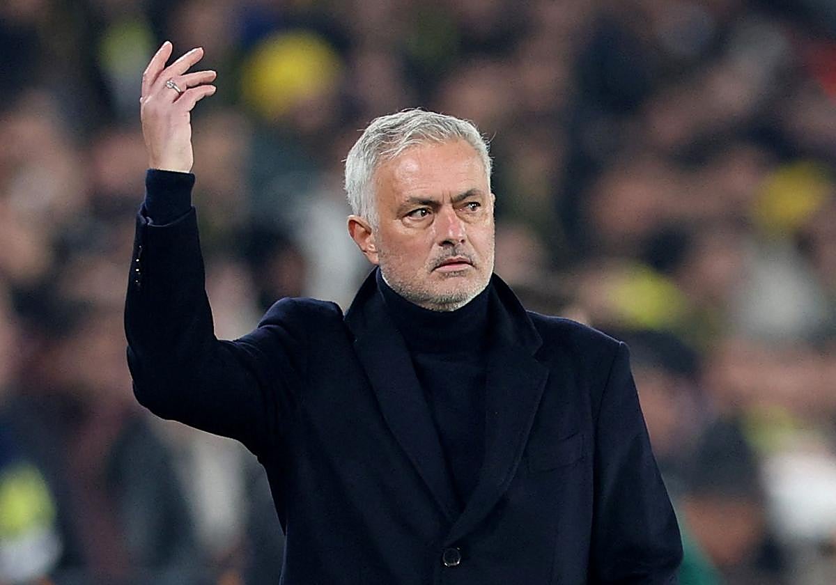 José Mourinho dando instrucciones en el duelo ante el Anderlecht.