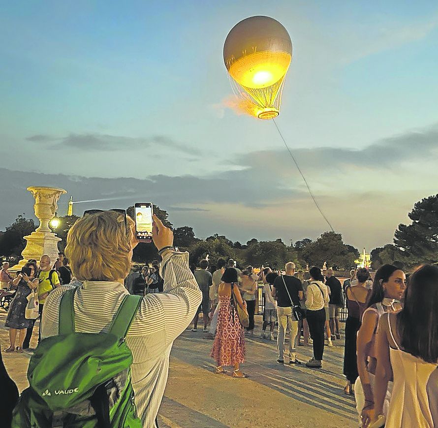 Cientos de personas se reúnen cada noche para contemplar el pebetero