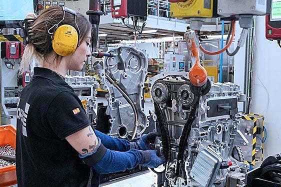 Trabajadora de la factoría de Horse en Valladolid.